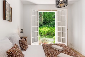 4 bedrooms, iron/ironing board, WiFi, bed sheets - Holiday Home with Park, Private Pool, Wi-Fi, and Air Conditioning in Jaujac (Jaujac)