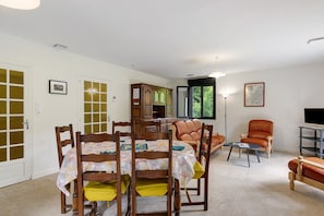 Dining - Holiday Home “La Clémenguite” with Mountain View, Wi-Fi and Air Conditioning (Vals-les-Bains)