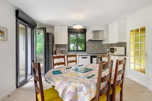 Fridge, microwave, stovetop, dishwasher - Holiday Home “La Clémenguite” with Mountain View, Wi-Fi and Air Conditioning (Vals-les-Bains)