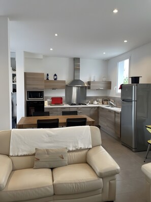 TV - Maison Les Mouettes – Private Terrace, Garden, and Wi-Fi 2 km from the Beaches (Le Pouliguen)