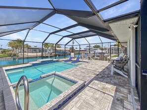 A heated pool - Saltwater Pool & Spa Villa on a Gulf-Access Canal (Englewood)