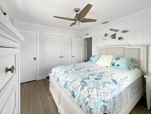 3 bedrooms, iron/ironing board, WiFi, bed sheets - Saltwater Pool & Spa Villa on a Gulf-Access Canal (Englewood)