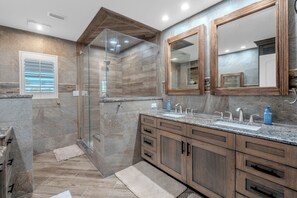 Shower, hair dryer, towels - 🌞🌴Private Screened-In Heated Pool | 4 Min Walk to Beach | The Sunseeker (Fort Myers Beach)
