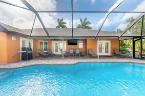 A heated pool - 🌞🌴Private Screened-In Heated Pool | 4 Min Walk to Beach | The Sunseeker (Fort Myers Beach)