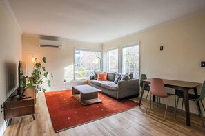 Smart TV - Junebug - 2 bedroom, 1 bathroom home in The Heights (Hood River)