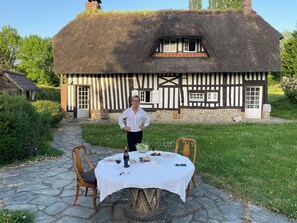 Outdoor dining - Pretty Norman cottage in the heart of the Auge region. Quietly. 4000 m2 plot (Livarot-Pays-d'Auge)