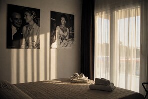 Habitación doble, 1 cama doble, baño privado, vistas al mar | Ropa de cama hipoalergénica, minibar, escritorio y wifi gratis