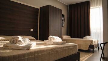 Camera tripla, bagno in camera | Biancheria da letto ipoallergenica, minibar, una scrivania