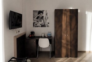 Habitación doble, 1 cama doble, baño privado, vistas al mar | Ropa de cama hipoalergénica, minibar, escritorio y wifi gratis