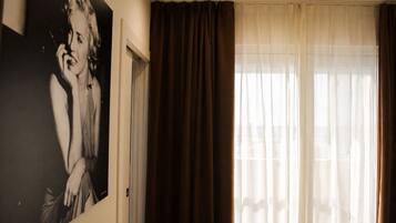 Ropa de cama hipoalergénica, minibar, escritorio y wifi gratis