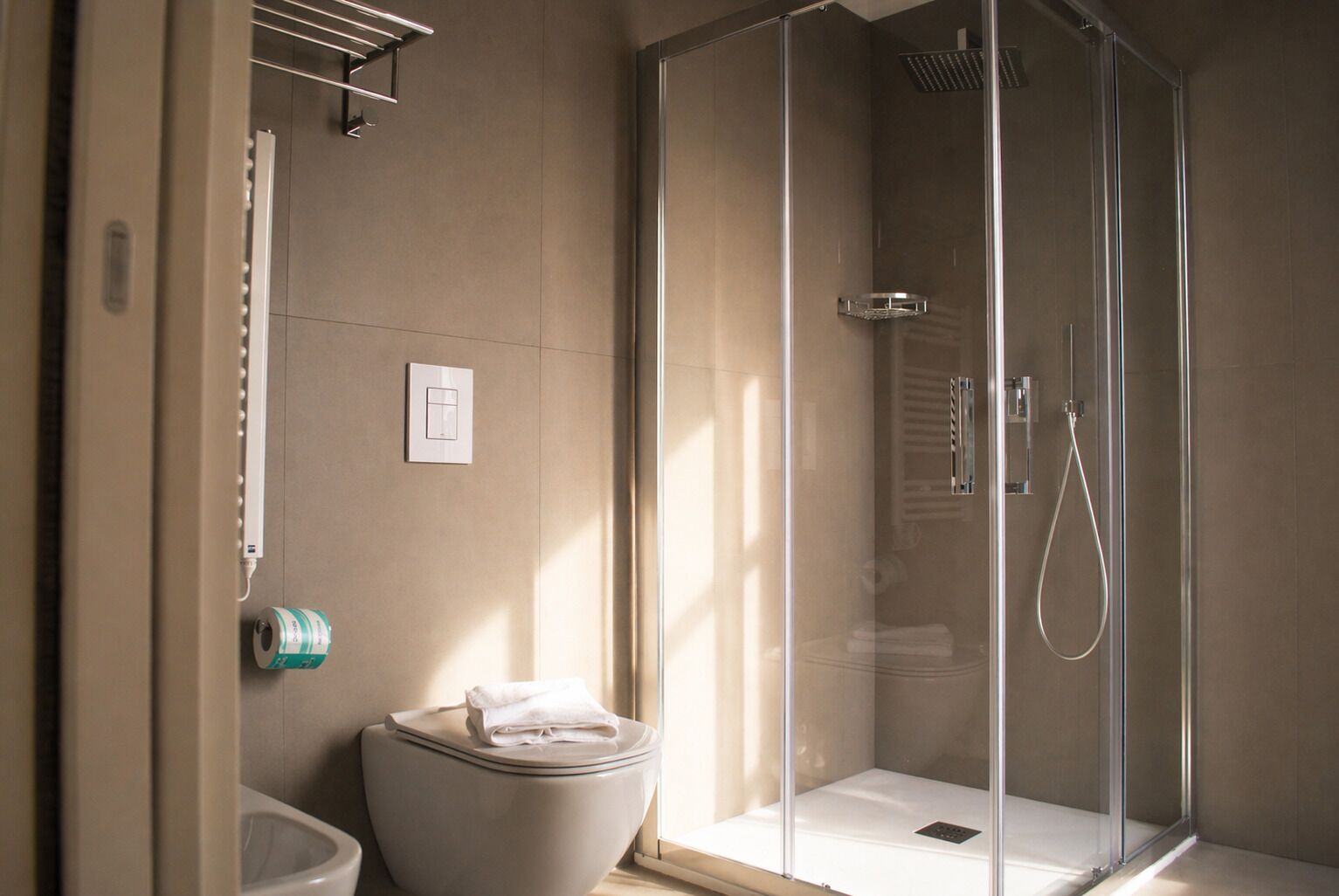 Quarto solteiro, 1 cama de solteiro grande, suíte | Banheiro | Chuveiro, produtos de toalete grátis, secador de cabelo, bidê
