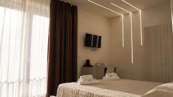 Hypo-allergenic bedding, minibar, desk, free WiFi