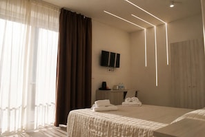 Chambre Double, 1 lit double, salle de bains attenante, vue mer | Literie hypoallergénique, minibar, bureau, Wi-Fi gratuit