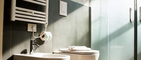 Double Room, Ensuite | Bathroom | Shower, free toiletries, hair dryer, bidet