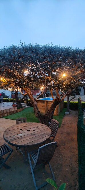 Outdoor dining - Holiday Home 'Can Sais' with Mountain View, Wi-Fi and Air Conditioning (Els Masos de Pals)