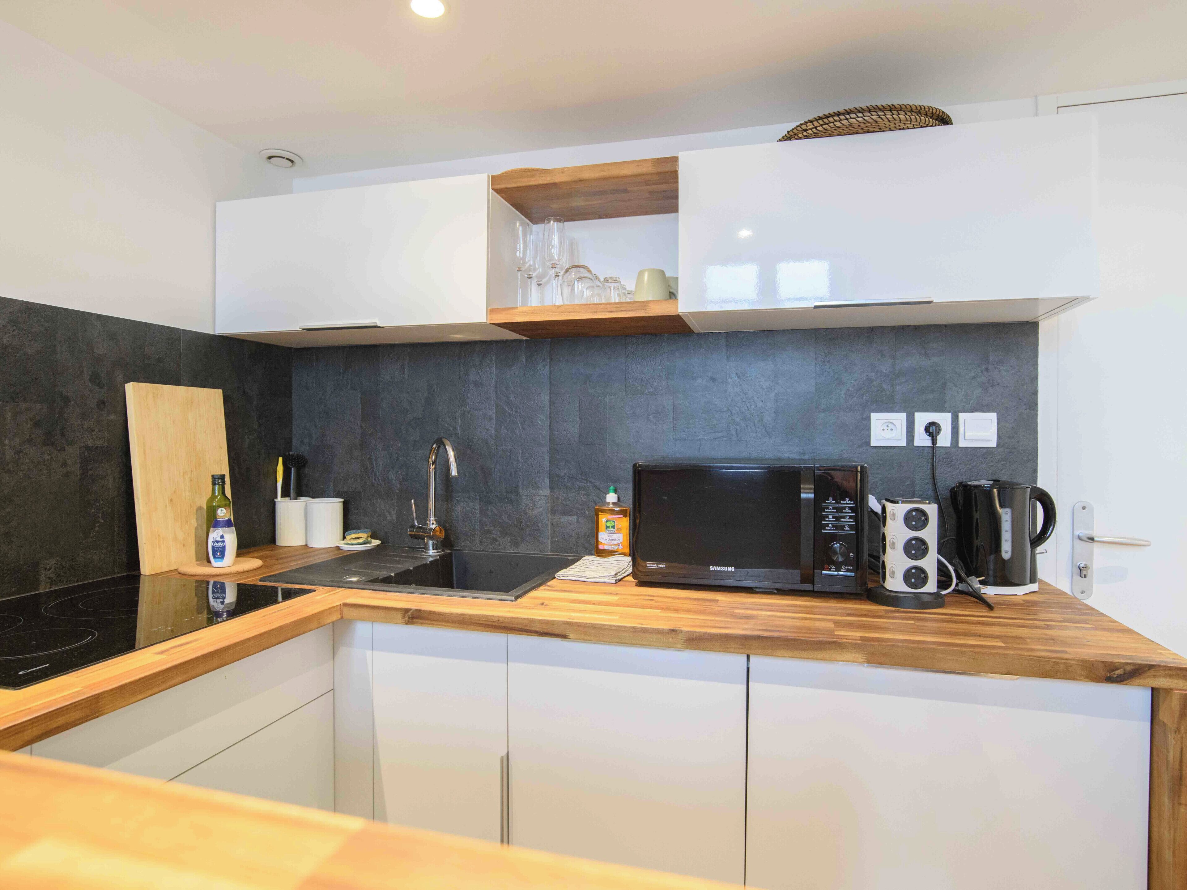 Fridge, microwave, dishwasher, coffee/tea maker