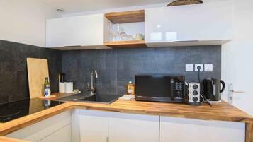 Fridge, microwave, dishwasher, coffee/tea maker