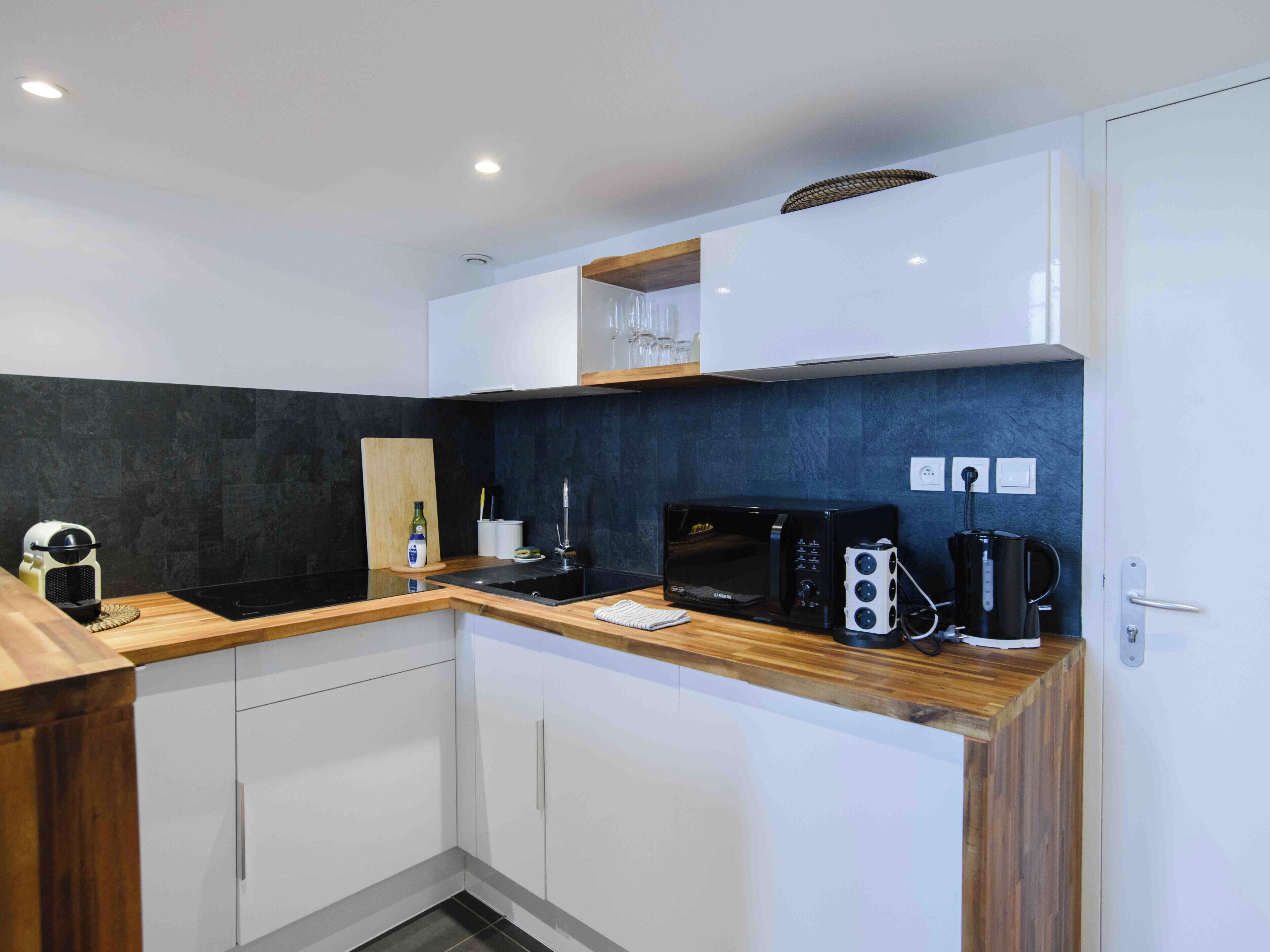 Fridge, microwave, dishwasher, coffee/tea maker