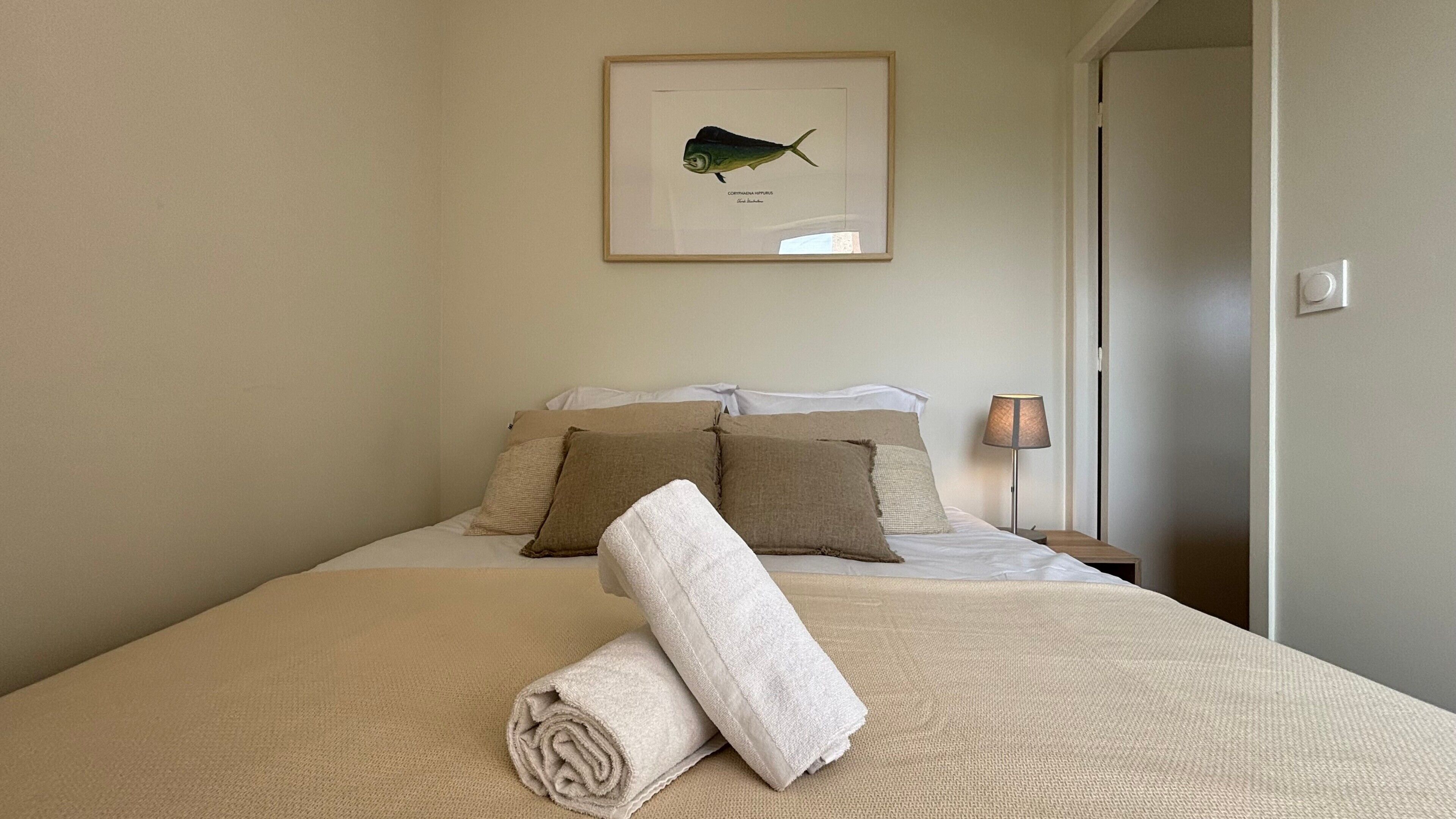 1 habitación, tabla de planchar con plancha, wifi y ropa de cama 