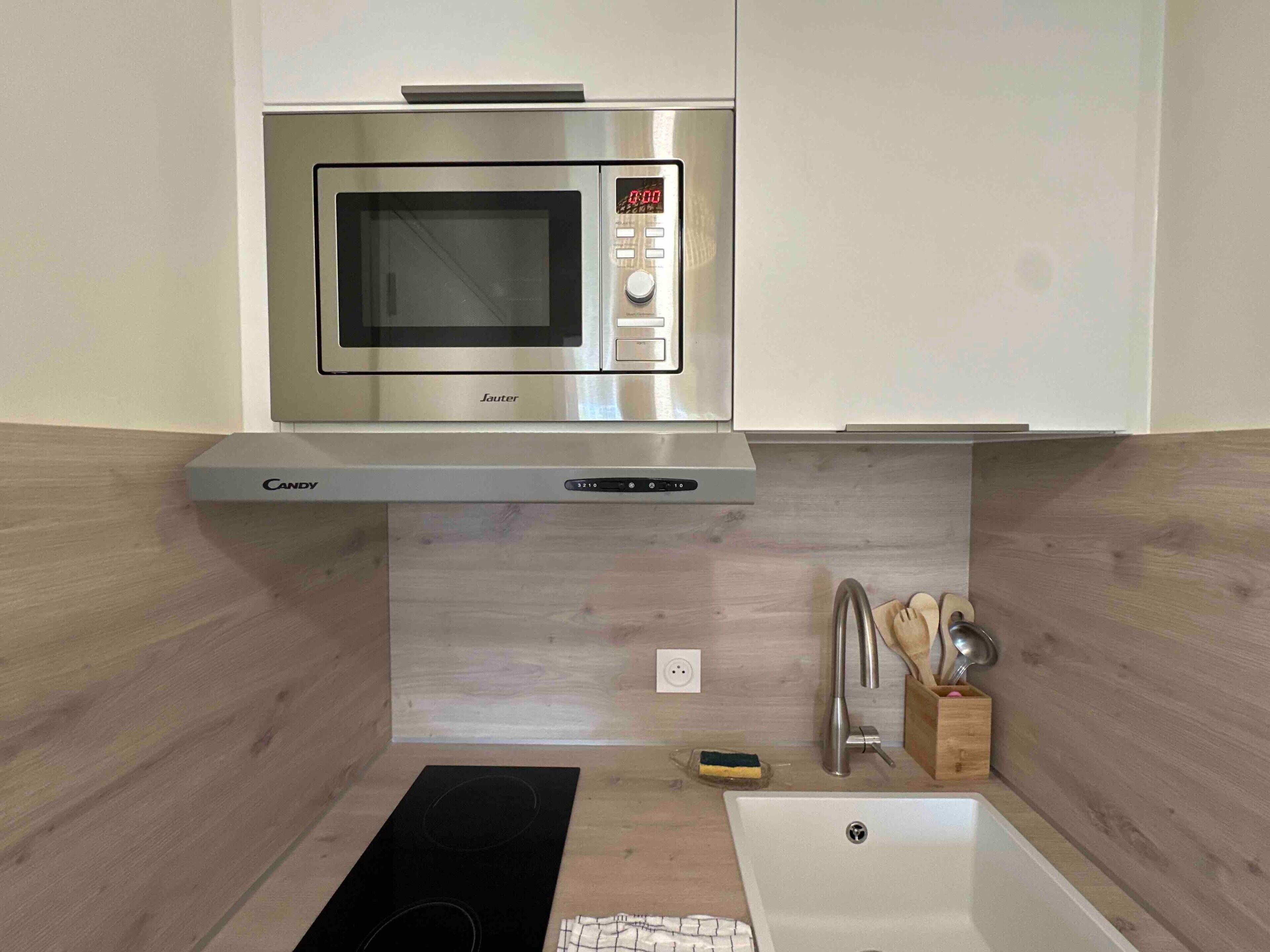 Kühlschrank, Mikrowelle, Herdplatte, Geschirrspüler