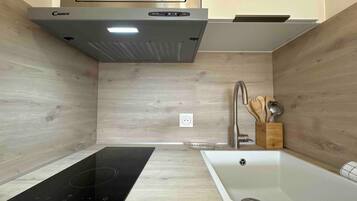 Réfrigérateur, micro-ondes, plaque de cuisson, lave-vaisselle