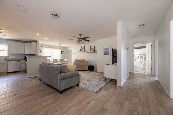 TV - Spacious 4BR Retreat • Sleeps 7 • Near Durango, Navajo Dam & Farmington (Aztec)