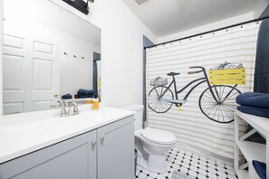 Shower, towels, soap, toilet paper - Spacious 4BR Retreat • Sleeps 7 • Near Durango, Navajo Dam & Farmington (Aztec)