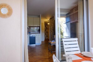 Dining - Apartment facing the port, 50m from the beach (Roquebrune-sur-Argens)