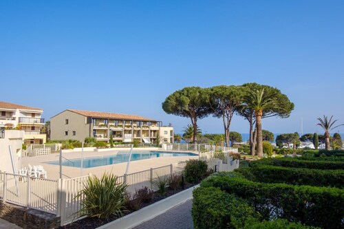 Apartment facing the port, 50m from the beach
