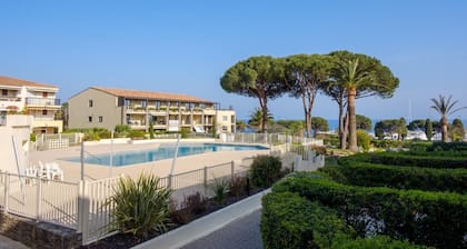 Apartment facing the port, 50m from the beach