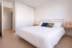 1 bedroom, iron/ironing board - Charming apartment with terrace in Arès (Arès)