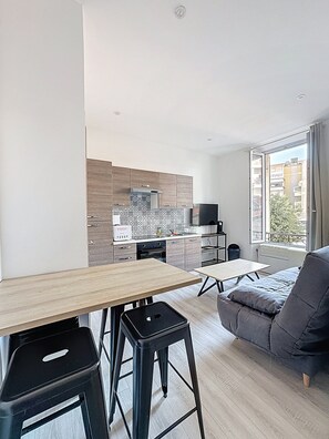 Interior - Apartment 'Cannes La Bocca 2P Au Calme' with Wi-Fi and Air Conditioning (Cannes)