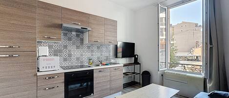 Kühlschrank, Mikrowelle, Ofen, Herdplatte