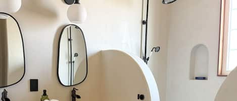 Dusche, Bidet, Handtücher, Seife