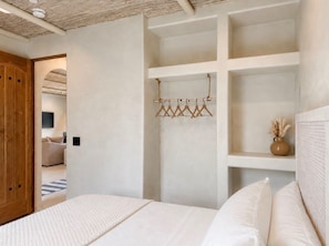 2 habitaciones, escritorio y tabla de planchar con plancha 