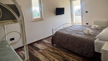 Deluxe vierpersoonskamer, balkon, uitzicht op tuin | Gratis wifi