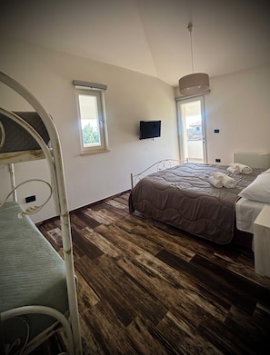 Habitación cuádruple Deluxe, balcón, vista al jardín | Wifi gratis