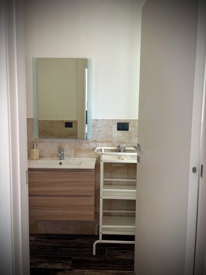 Deluxe Double Room, Balcony, Garden View | Bathroom