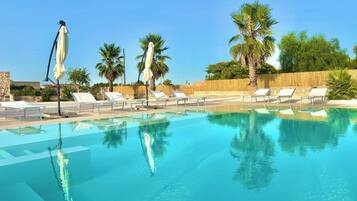Una piscina al aire libre de temporada