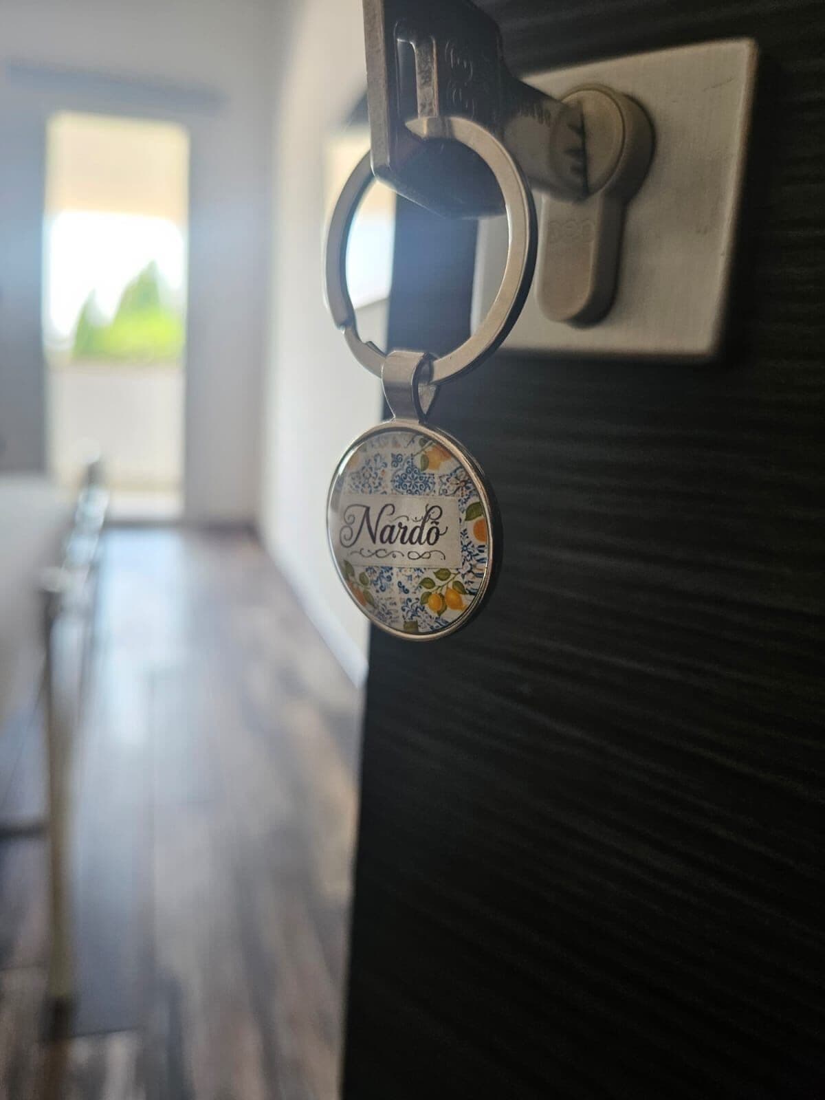 Un porte-clés avec le nom « Nardo » fixé à un anneau métallique.