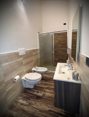 Shower, hair dryer, towels, toilet paper - B&B Helios (Nardò)