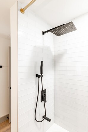 Shower, hair dryer, shampoo - [R27] 1BD/1BA Condo. Brand New, Furnished & Work-Ready! (Austin)