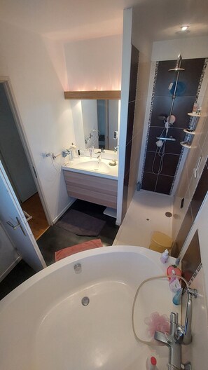 Shower, hair dryer, towels, soap - Villa 160m2, swimming pool 7x4, jacuzzi 5 places 4 bedrooms, 3 bathrooms, 2 toilets (VENDARGUES)