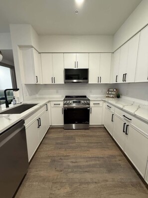 Fridge, microwave, oven, stovetop - [R17] 1BD/1BA Condo, Brand New, Furnished & Work-Ready! (Austin)