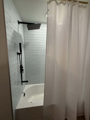Shower, hair dryer, shampoo - [R17] 1BD/1BA Condo, Brand New, Furnished & Work-Ready! (Austin)