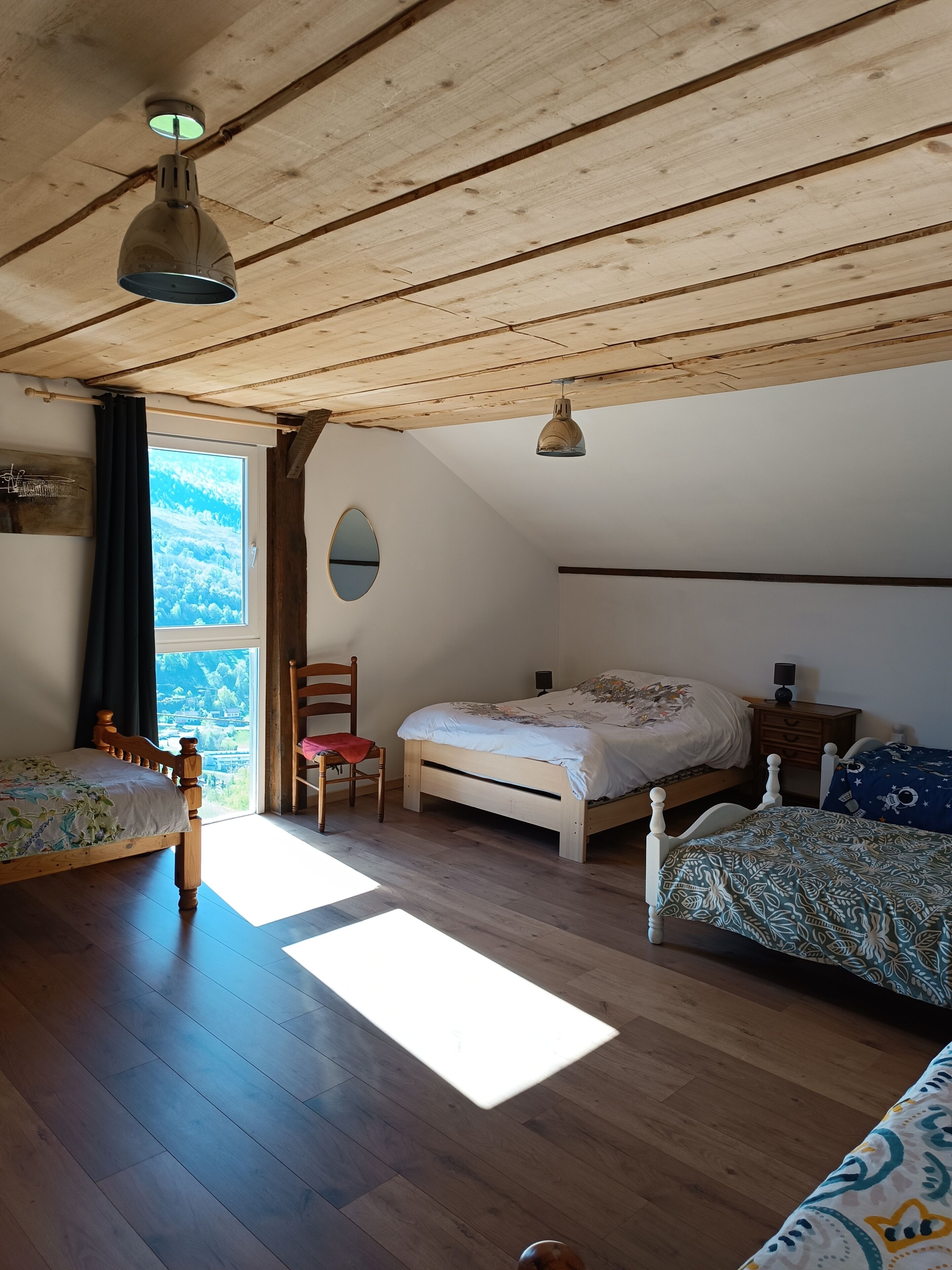 2 slaapkamers, een bureau, een strijkplank/strijkijzer, reisbedje