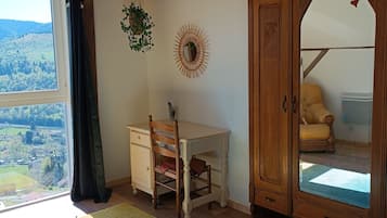 2 chambres, bureau, fer et planche à repasser, lit parapluie