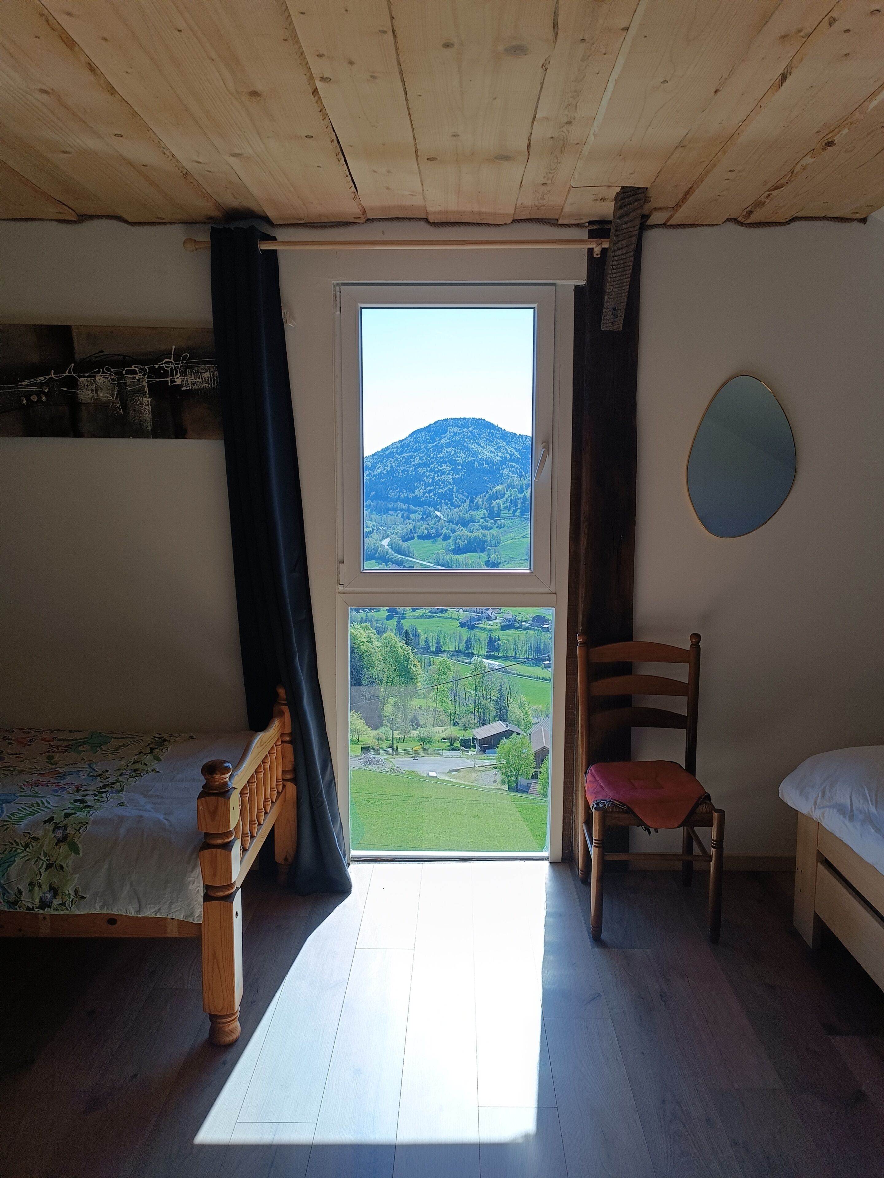 2 soverom, skrivebord, strykejern/-brett og reiseseng for barn