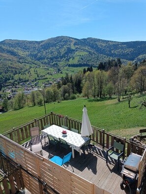 Outdoor dining - Vrbo Property (Bussang)