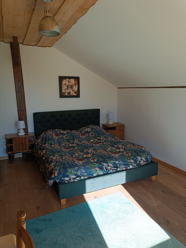 2 Schlafzimmer, Schreibtisch, Bügeleisen/Bügelbrett, Reisekinderbett